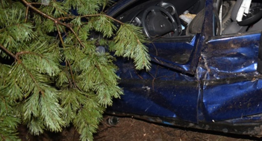 Groźny wypadek w gminie Somianka. Kierowca opla uderzył w drzewo