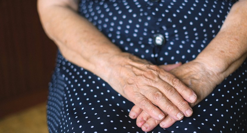 Poprosiły seniorkę o szklankę wody. Wykorzystano jej dobre serce 
