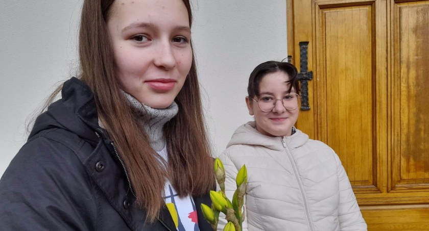 Datek za kwiatek. Młodzież kwestowała na rzecz hospicjum