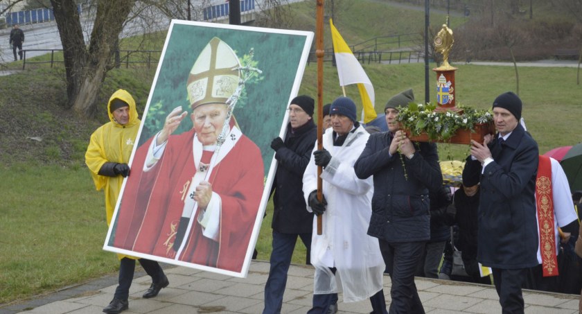 Barka, ogromny obraz, flagi. Wyszkowski Marsz Papieski w strugach deszczu