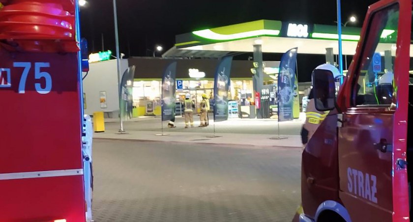 Niebezpieczna sytuacja na stacji paliw. Strażacy byli niezbędni