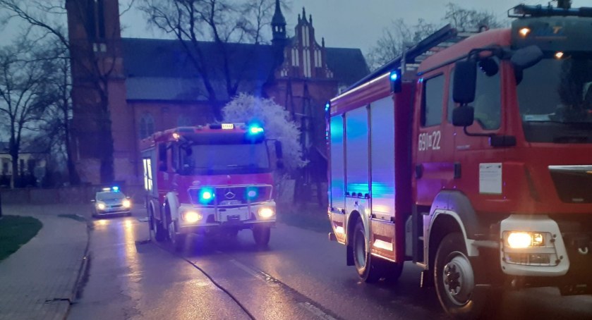 Pożar samochodu w Długosiodle. Palił się silnik i wnętrze 