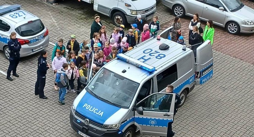 Bezpieczeństwo na pierwszym miejscu: uczniowie w odwiedzinach u stróżów prawa