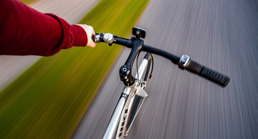 13-latek jechał rowerem BEZ TRZYMANKI. Z obrażeniami trafił do szpitala