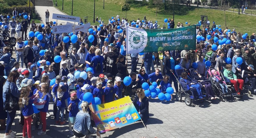 Jedność, solidarność i integracja. Niebieski marsz przeszedł ulicami Wyszkowa