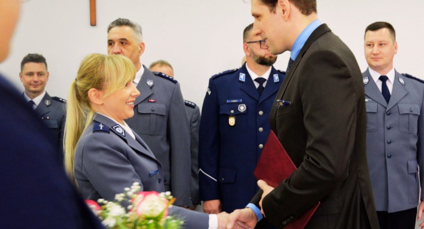 POLICJANTKA Z WYSZKOWA NAGRODZONA PRZEZ WOJEWODĘ
