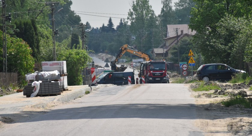 Trwają prace budowy drogi Poręba Średnia – Udrzynek. Kiedy zakończenie?