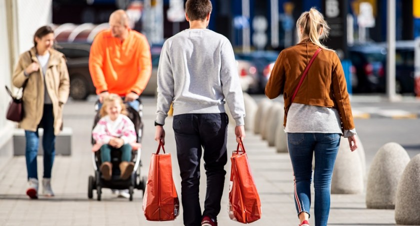 Kiedy Polacy najczęściej chodzą do sklepów? Jest lekkie zaskoczenie. Sobotnie zakupy tracą na znaczeniu