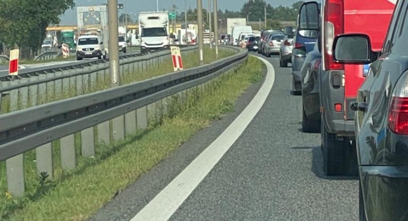 Ogromny korek w stronę Warszawy. Wypadek ciężarówki