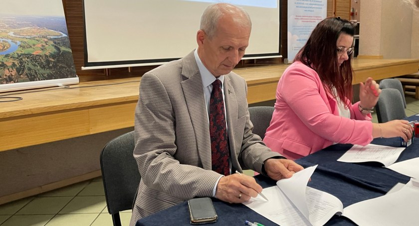 Samorządowcy powiatu podpisali umowy. Otrzymali czeki dla gmin