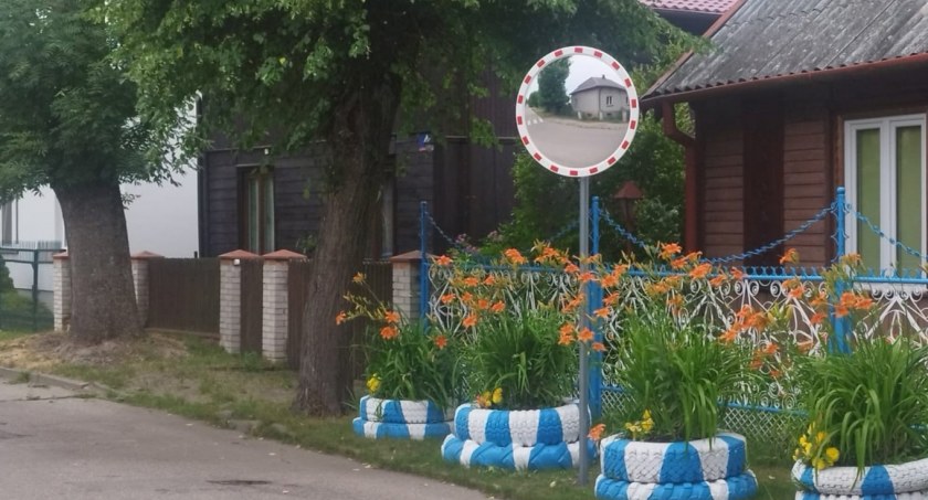 Zamontowano nowe lustra drogowe. Latem panuje tu spory ruch 
