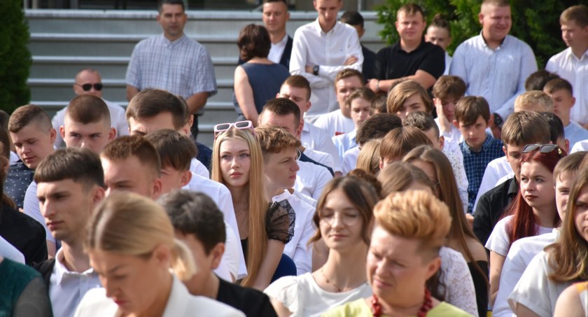 Uroczystości zakończenia roku w szkołach powiatu. Przyznano pierwsze stypendia starosty 