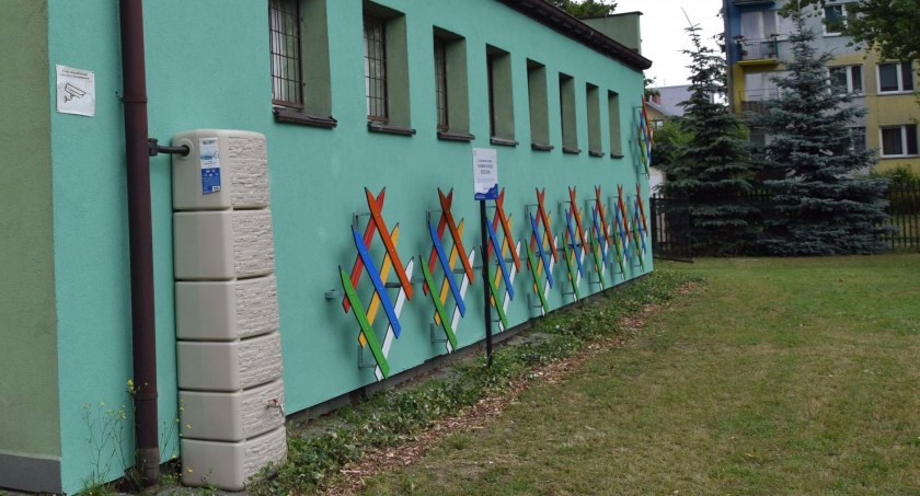 Szkoły i przedszkola zbierają deszczówkę. Zamontowano specjalne zbiorniki
