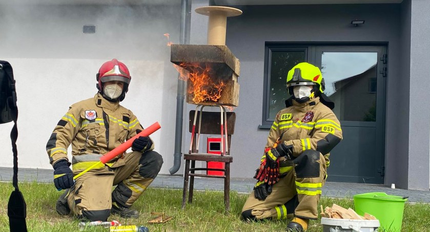 Strażacy po ważnym szkoleniu. W części praktycznej płonął model domku