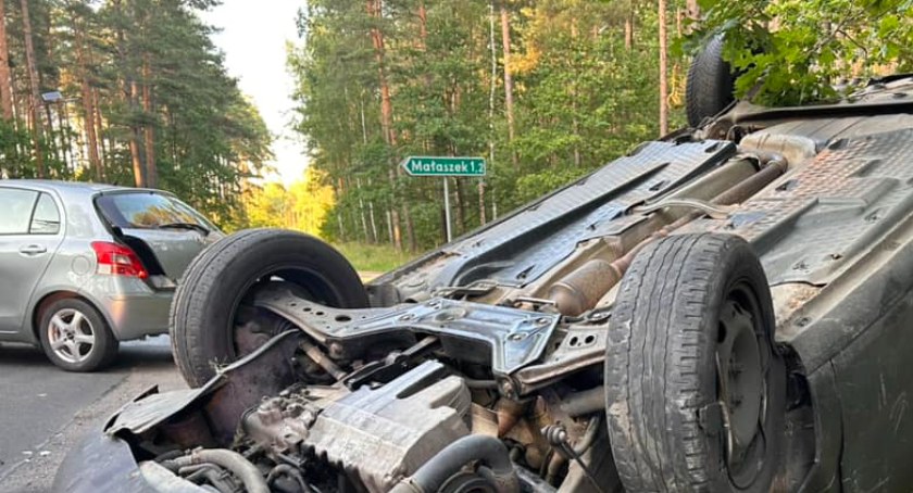 Dachowanie auta. Dwie osoby trafiły do szpitala