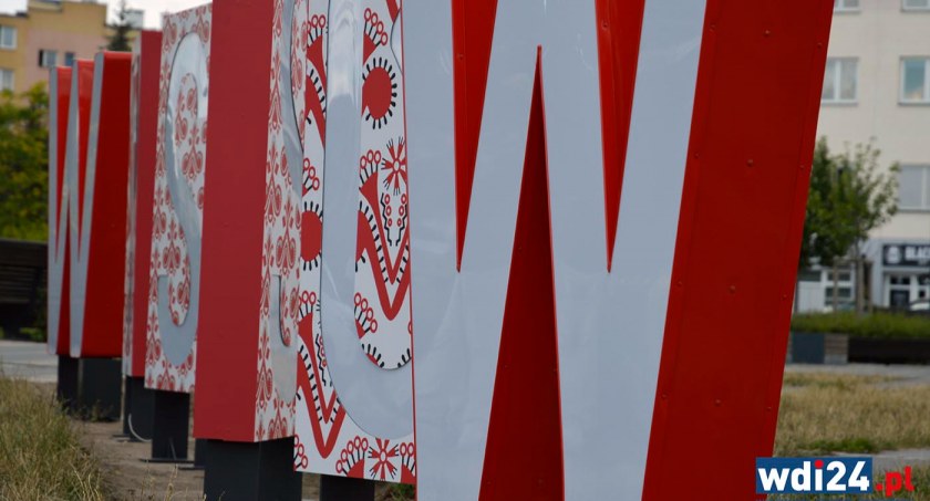Napis WYSZKÓW stanął na placu Miejskim. I już niedługo zaświeci