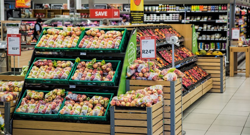 Dwucyfrowa drożyzna wciąż się utrzymuje w sklepach. Ceny warzyw miały spadać, ale biją kolejne rekordy