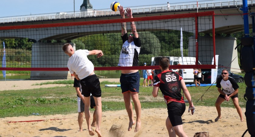 Sportowe zmagania na BNFest 2023. Wyniki Turnieju Siatkówki Plażowej