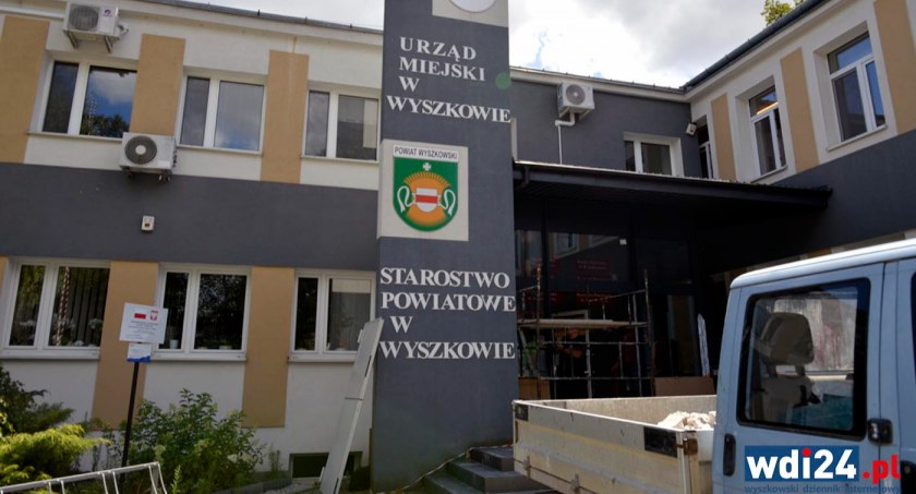 Trwają prace remontowe w urzędzie. Główne wejście zamknięte
