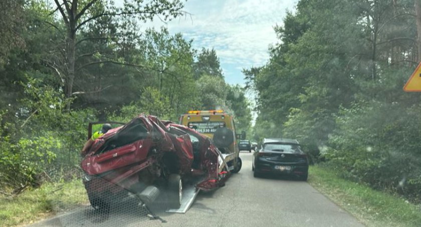 Auto wypadło z drogi. Poszkodowani trafili do szpitala