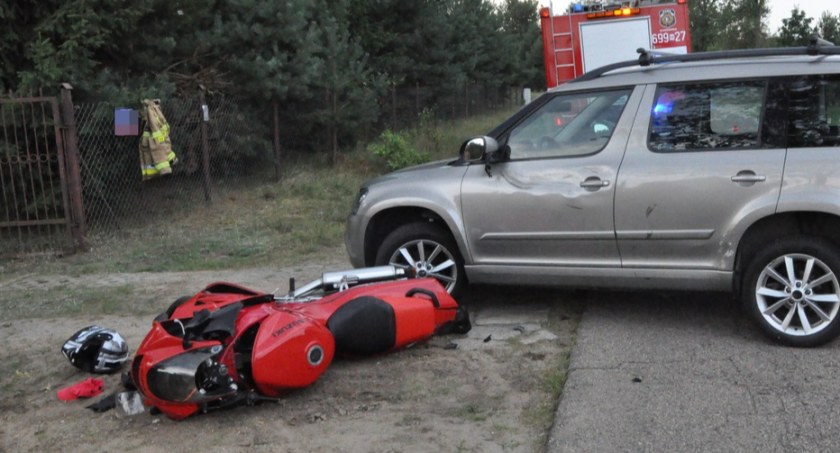 Pijany motocyklista wyprzedzał skodę. Doprowadził do wypadku