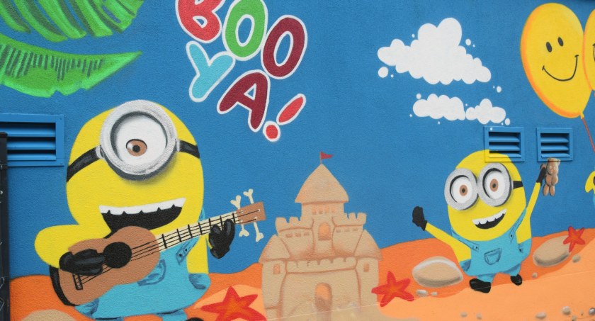 Minionki opanowały plac zabaw. Powstał radosny mural