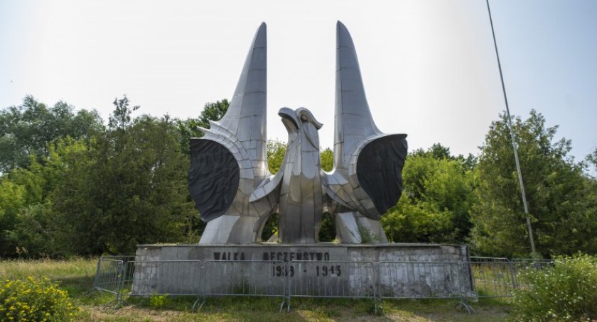 W Ciechanowie walczą w pomnikiem!