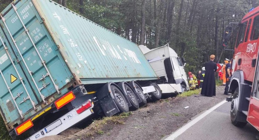 Zasnął za kierownicą. W zderzeniu ciężarówki z dwoma pojazdami ranne zostały cztery osoby