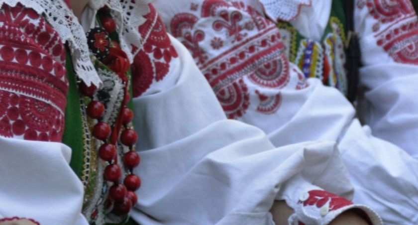Strój kurpiowski z Puszczy Białej opisany. Jest w największej encyklopedii świata