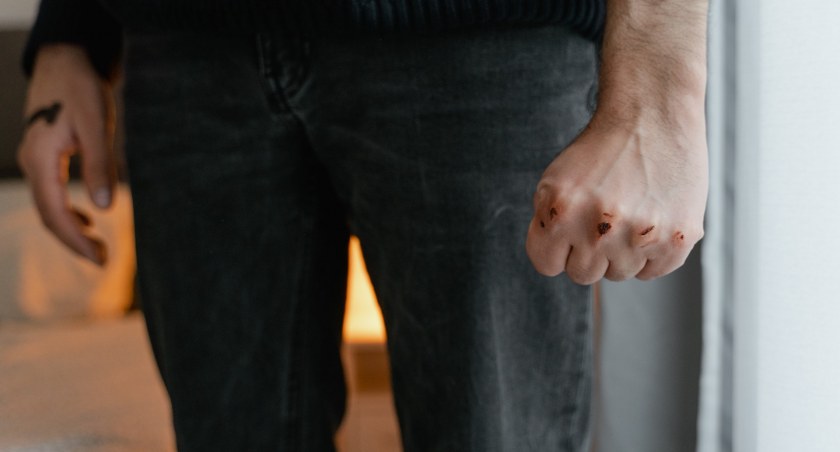 Znęcał się nad własną matką. Mężczyzna usłyszał zarzuty 