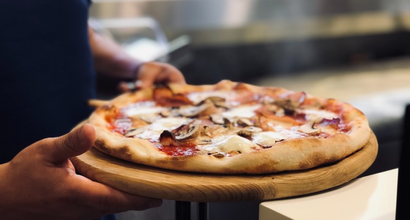 Polacy odpuścili fast foody i pizzerie. Branża w wakacje zaliczyła dwucyfrowe spadki