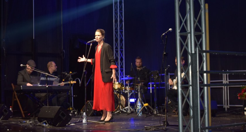 Wyjątkowy koncert w Dębinkach. Pod scenę wjechały auta