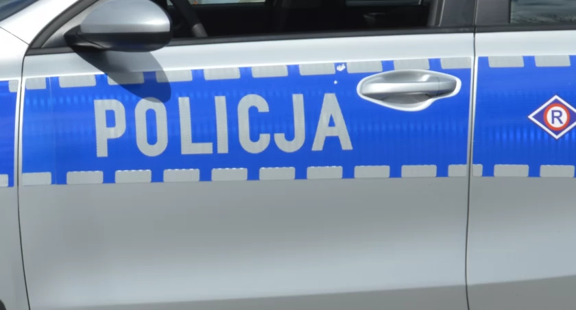 Potrąciła starszą kobietę i odjechała. Policja apeluje o pomoc w ustaleniu sprawcy