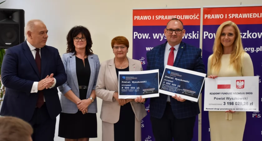Jest kasa na drogi. Sasin wręczył staroście czeki 
