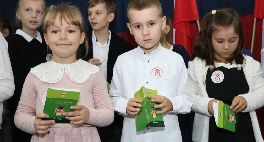 Uniwersytet Dziecięcy rozpoczął rok akademicki. Młodzi studenci odebrali indeksy