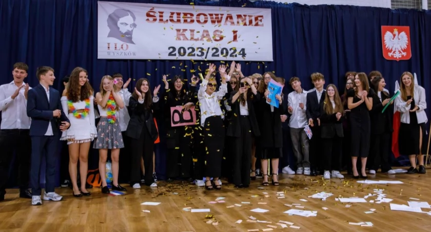 Ślubowanie w Norwidzie. Pierwszoklasiści z humorem i dystansem odgrywali role 
