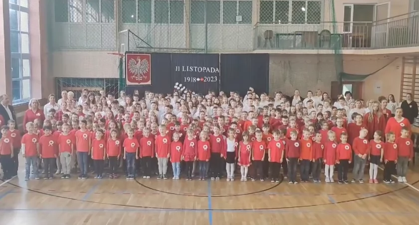 Szkoła do hymnu 2023. O godzinie 11:11 wybrzmiał Mazurek Dąbrowskiego 