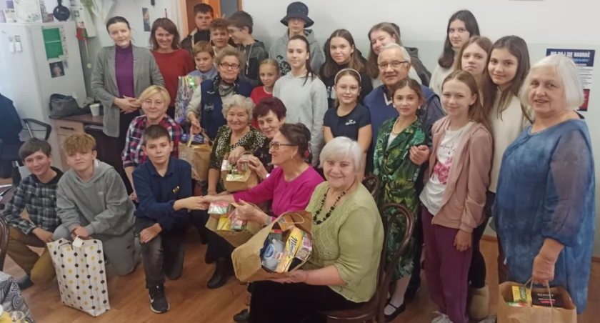 Uczniowie odwiedzili seniorów. Nie zapomnieli o upominkach