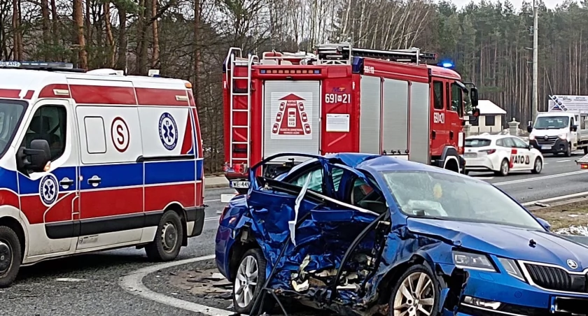 Wypadek w rejonie węzła S8 w Skuszewie. Dwie osoby trafiły do szpitala
