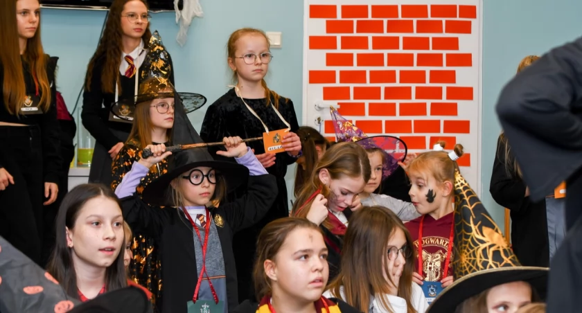 Andrzejki w bibliotece. Motywem przewodnim bohaterowie z Hogwartu