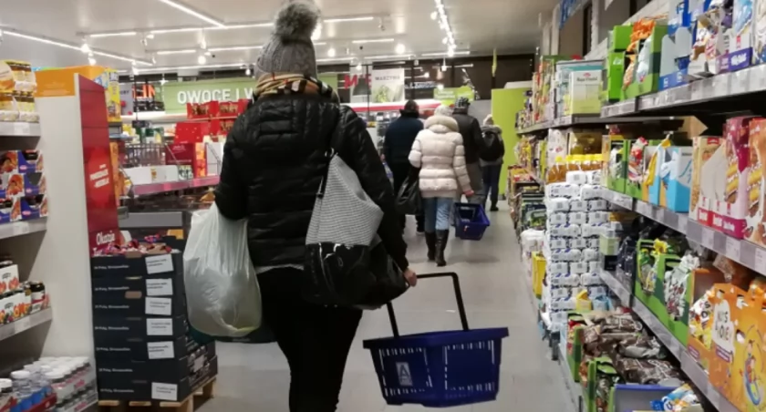 Ceny przed świętami. Hipermarkety nieco tańsze niż dyskonty