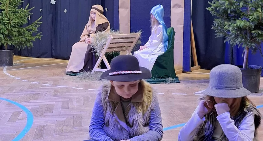 Świątecznie w Leszczydole-Nowinach. Niespodziankę przygotowała Rada Pedagogiczna
