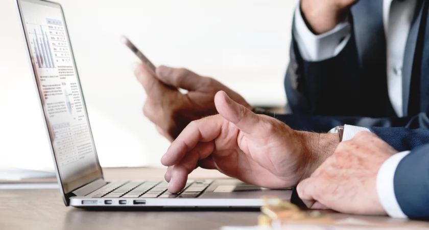 Śledztwo w sprawie oszustw inwestycyjnych. CBZC będzie wysyłać SMS-y