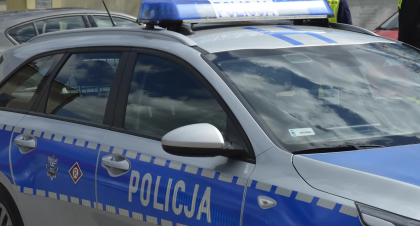 Pijany i bez uprawnień wsiadł za kierownicę. Cofając wjechał do rowu
