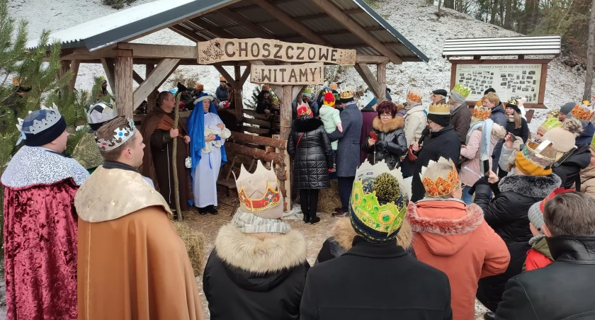 Orszak Trzech Króli Mostówka - Choszczowe: Kolędy, dziecięcy gwar i sąsiedzkie rozmowy