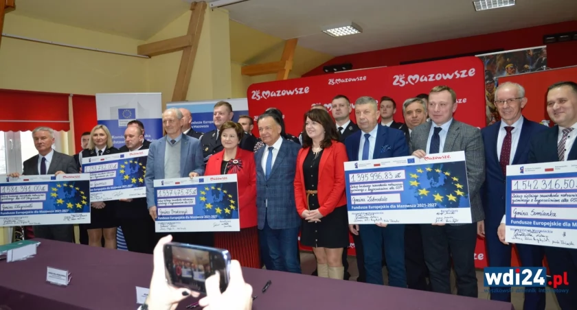 Nowe wozy strażackie dla OSP. W Długosiodle podpisano umowy