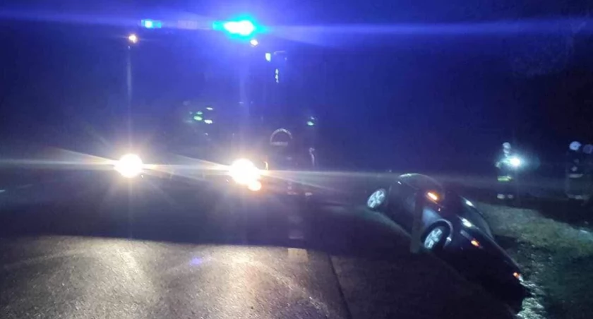Auto wjechało do rowu. Uwaga na śliskie drogi