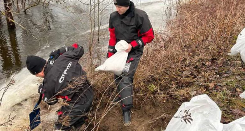 Działania na obwałowaniu ochronnym w Drogoszewie. Bug osiągnął 491 cm