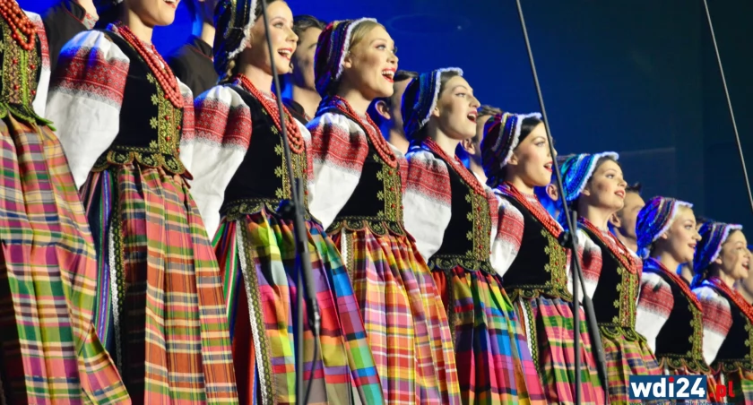 Widowiskowy koncert zespołu MAZOWSZE. Kalejdoskop Barw Polski na 25-lecie powiatu
