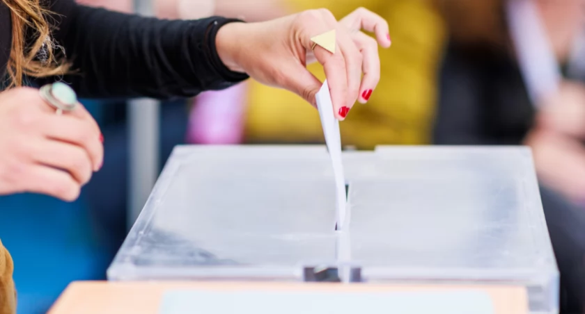 Wyborcy których partii charakteryzują się największą wrogością? Raport PAN